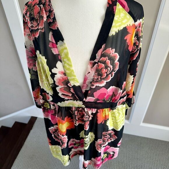 Cabi Gemini, semi sheer blouse. - Picture 3 of 6